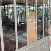 Notte di disordini e furti ad Albenga: spaccata al Caffè Letterario