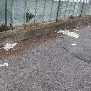 Albenga, problemi con lo spazzamento a Campochiesa. Una lettrice: "Ci sentiamo abbandonati"