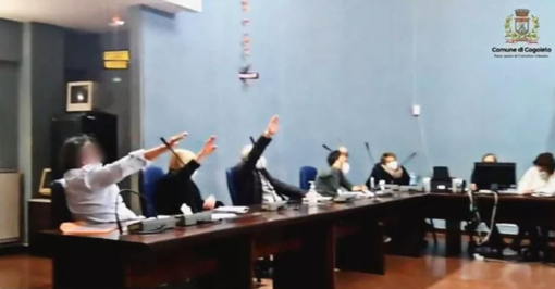 Cogoleto e i saluti romani in Consiglio Comunale, il sindaco Bruzzone: "Ho ritenuto doveroso procedere a una denuncia" Cogoleto e i saluti romani in Consiglio Comunale, il sindaco Bruzzone: "Ho ritenuto doveroso procedere a una denuncia"