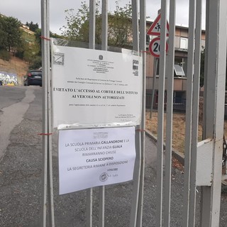 I cancelli delle scuole di Piazzale Moroni, a Savona, chiusi il primo giorno di lezione per la protesta del personale