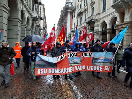 Vertenza Bombardier, sciopero dei lavoratori. L'allarme dei sindacati: "Da gennaio lo stabilimento rischia il lucchetto" (FOTO e VIDEO) Vertenza Bombardier, sciopero dei lavoratori. L'allarme dei sindacati: "Da gennaio lo stabilimento rischia il lucchetto" (FOTO e VIDEO)