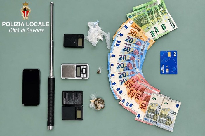 Vendita di droga in Piazza del Popolo, sequestrate eroina e contanti: arrestato spacciatore Vendita di droga in Piazza del Popolo, sequestrate eroina e contanti: arrestato spacciatore