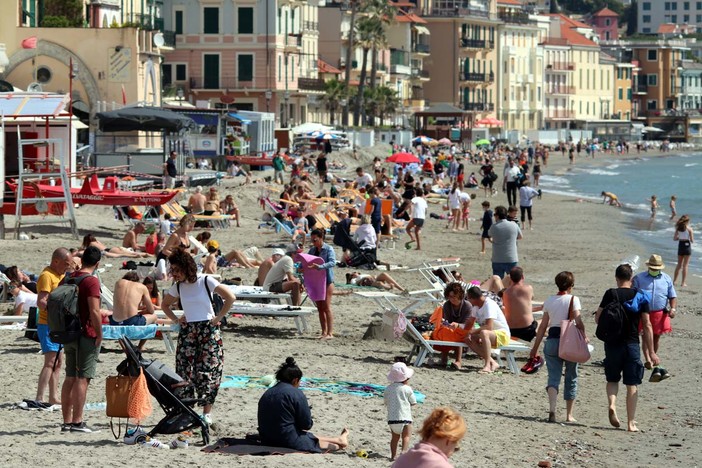 Nelle foto di Silvio Fasano i turisti nel centro e nelle spiagge alassine Nelle foto di Silvio Fasano i turisti nel centro e nelle spiagge alassine