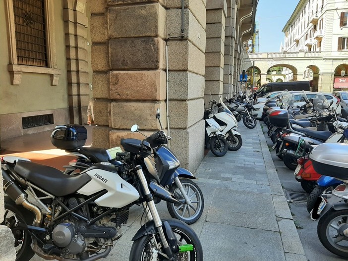 Savona, sfilza di multe alle moto parcheggiate sotto i portici in piazza Mameli, la rabbia dei savonesi: "Il lunedì dove le mettiamo?"