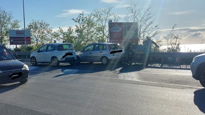Savona, scontro tra auto in corso Svizzera: disagi al traffico (FOTO)