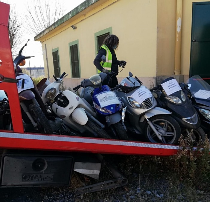Albenga, operazione a tutela del decoro cittadino: rimossi scooter abbandonati