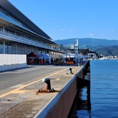 In mare da 96 ore a bordo di una barca di legno, 85 migranti soccorsi: sbarcheranno a Savona In mare da 96 ore a bordo di una barca di legno, 85 migranti soccorsi: sbarcheranno a Savona