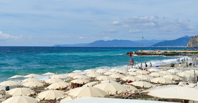 Finale ridisegna il futuro del litorale: pubblicati i bandi per le spiagge. Punteggi su progetto, lavoro e ambiente