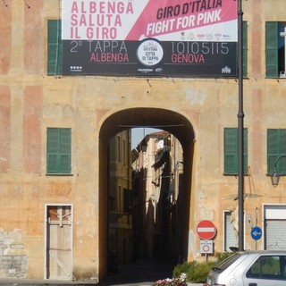 Manifesti del Giro d'Italia sui monumenti di Albenga, Ciangherotti:"Danneggiati, Tomatis come gli ultrà del Feyenoord"