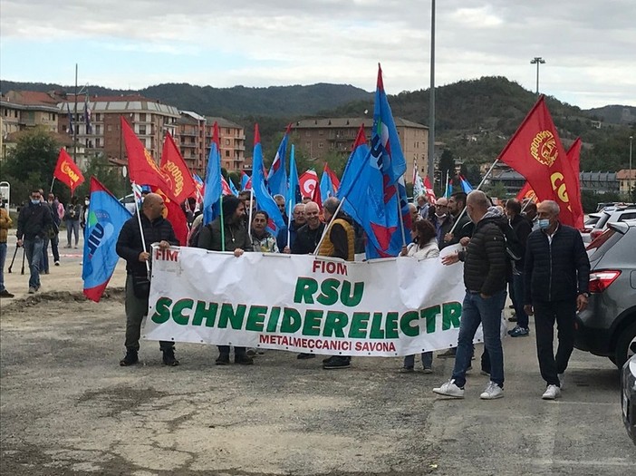 Schneider Cairo, formalizzata la cessione del ramo di azienda a Semar che conferma 6 milioni di investimenti e 20 assunzioni