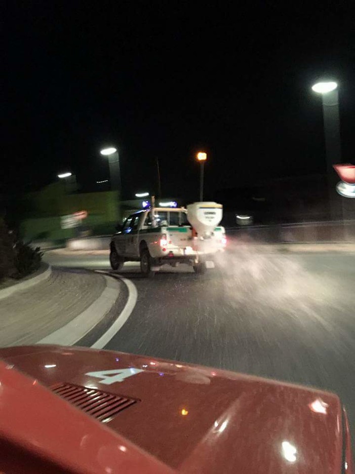 Rischio ghiaccio: spargisale in azione sulla costa (FOTO) Rischio ghiaccio: spargisale in azione sulla costa (FOTO)