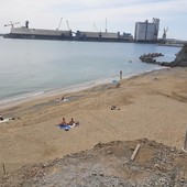 Savona, alla spiaggia della Madonnetta le “pulizie di primavera”. Volontari in azione per ripulire l'arenile Savona, alla spiaggia della Madonnetta le “pulizie di primavera”. Volontari in azione per ripulire l'arenile