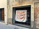 &quot;Senza Sicurezza si Muore&quot;: nuovo lenzuolo di protesta ad Albenga nella sede del Pd