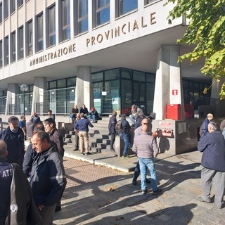 Sciopero Tpl, presidio sindacati e lavoratori sotto alla Provincia: "Il tempo stringe, vogliamo risposte" (FOTO E VIDEO)