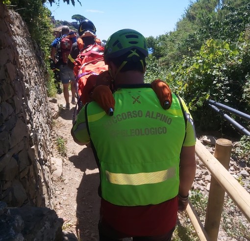 Si fa male alla caviglia lungo il sentiero "Napoleonico": donna soccorsa a Verezzi