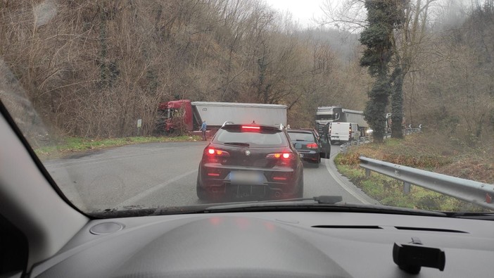 Scontro tra due camion lungo la Sp29: traffico in tilt Scontro tra due camion lungo la Sp29: traffico in tilt