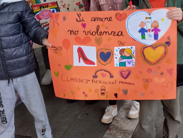 "Sì amore, no violenza", gli studenti delle scuole di Vado e Bergeggi uniti per dire stop ai femminicidi (FOTO)