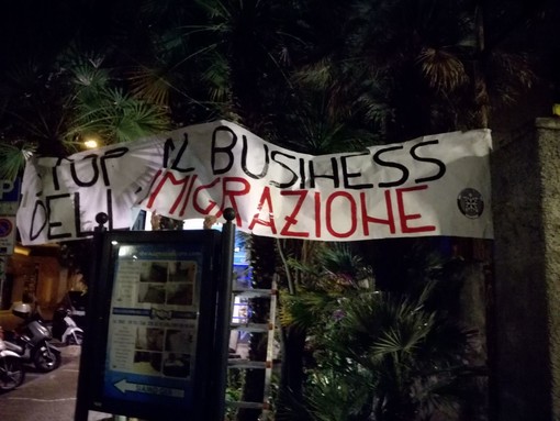 Striscioni anti migranti, non si placa la polemica ad Albenga