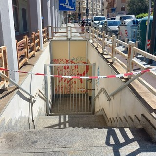 Savona, cadono pezzi d'intonaco dal sottopassaggio dalle scuole XXV Aprile, chiuso l'accesso
