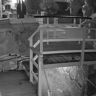 Albisola, presa nuovamente a pugni la sagoma del pescatore sulla passeggiata: la telecamera riprende l'atto vandalico