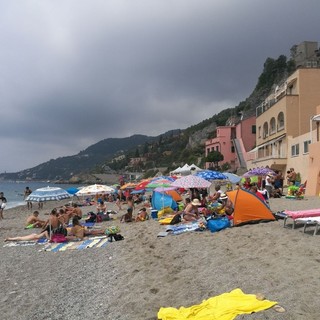 Asciugamani in riva al mare? Le ordinanze non lo consentono in provincia di Savona