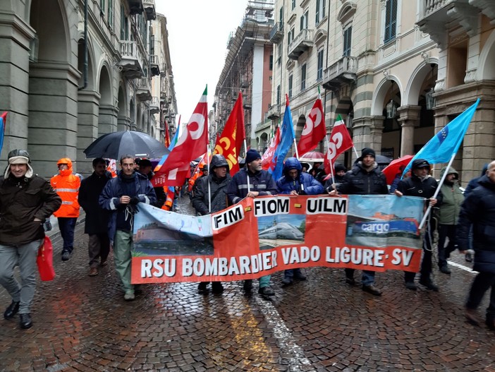 Vertenza Bombardier, sciopero dei lavoratori. L'allarme dei sindacati: "Da gennaio lo stabilimento rischia il lucchetto" (FOTO e VIDEO)