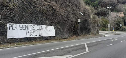 &quot;Per sempre con noi... Bricio&quot;, sulla via Aurelia a Savona uno striscione per ricordare Fabrizio Manitto (FOTO)