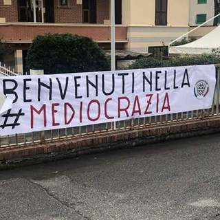 "Benvenuti nella #Mediocrazia": nuovo striscione di CasaPound ai Piani di Celle
