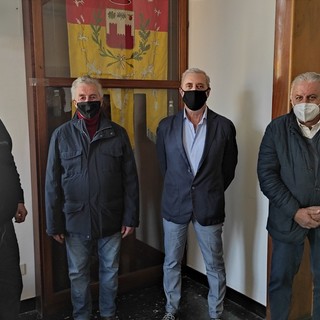 Villanova d'Albenga: Rino Ferrari va in pensione, tre sindaci si radunano per salutarlo Villanova d'Albenga: Rino Ferrari va in pensione, tre sindaci si radunano per salutarlo