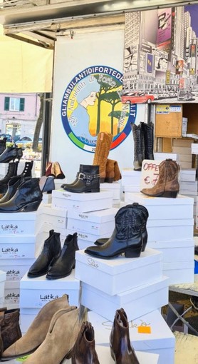 C'è la crisi? Ad Alassio si affittano le scarpe