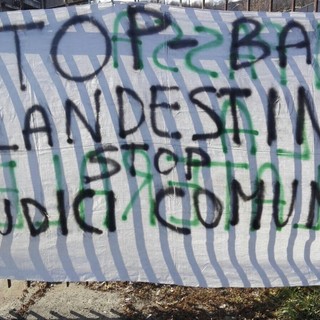 Striscione contro gli immigrati davanti al comune di Roccavignale