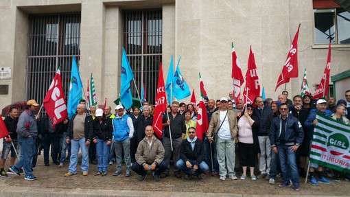 Lavoratori del settore ambientale in sciopero davanti alla Prefettura di Savona