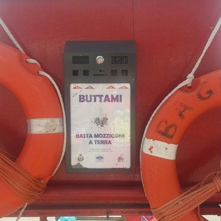 Arriva uno spegni sigaretta su ogni trespolo delle spiagge di Andora