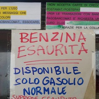 Paghi con il bancomat: a Cairo un distributore “impone” il rifornimento minimo di 30 euro