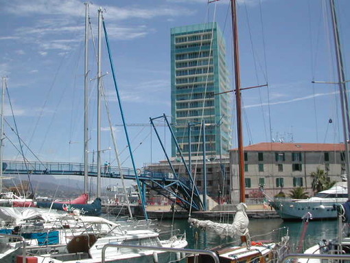La dununcia dei Vigili del Fuoco: "Al porto di Savona cresce tutto, ma non la sicurezza"