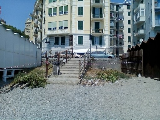 Savona, pulita la piccola spiaggia libera di via Cimarosa