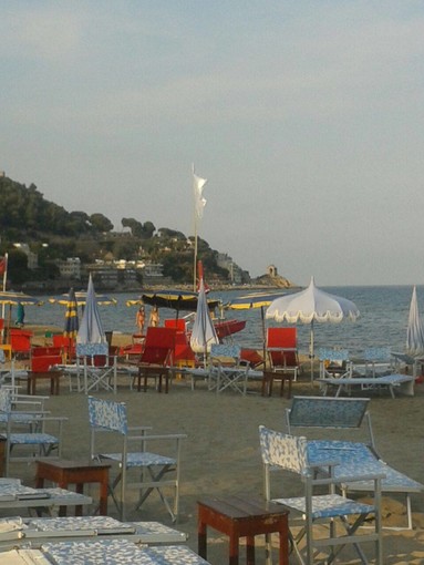Alassio: turista genovese accusa un malore in acqua, eroico intervento del bagnino la salva Alassio: turista genovese accusa un malore in acqua, eroico intervento del bagnino la salva