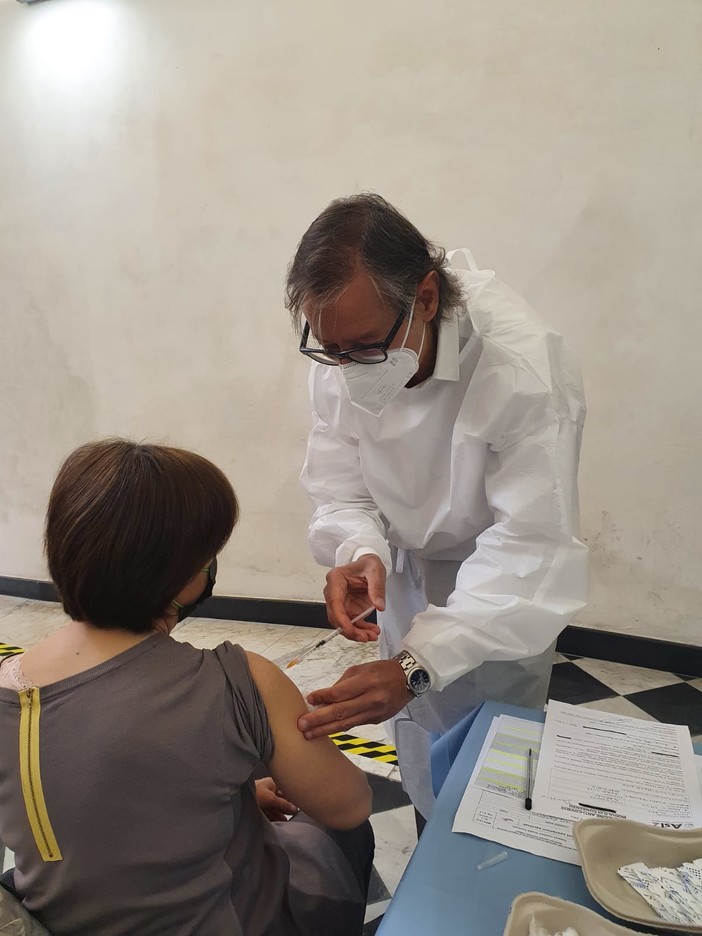 Albenga, riprendono le vaccinazioni al San Carlo: tra i medici anche il sindaco Tomatis Albenga, riprendono le vaccinazioni al San Carlo: tra i medici anche il sindaco Tomatis
