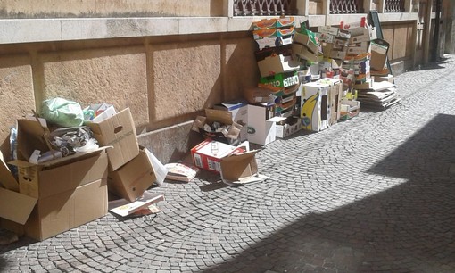 Pietra Ligure, il consigliere di minoranza Carrara: &quot;La spazzatura del mercato del mattino giace per tutta la piazza. Non era mai accaduta una cosa del genere&quot;