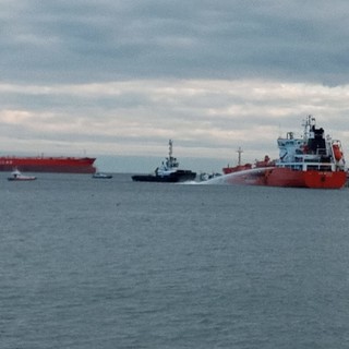 La Guardia Costiera di Savona si schiera nelle acque di Vado Ligure per una esercitazione antincendio e antinquinamento