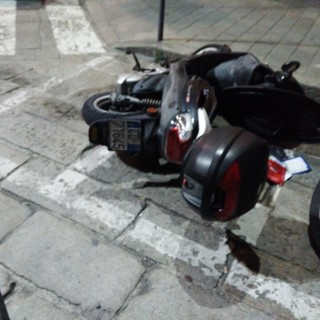 Savona: auto, moto e fioriere prese a calci in piena notte. Due giovani denunciati