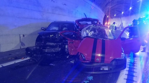 Scontro tra auto in A10 a Celle, in prognosi riservata il 17enne ferito: verrà operato Scontro tra auto in A10 a Celle, in prognosi riservata il 17enne ferito: verrà operato