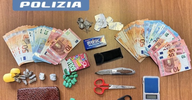 Droga nascosta tra le siepi e sugli alberi nei giardini delle Trincee: due gli arrestati Droga nascosta tra le siepi e sugli alberi nei giardini delle Trincee: due gli arrestati
