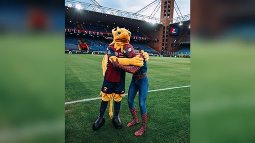 Spiderman Villardita si prende il "Ferraris" e condivide coi genoani il suo messaggio di solidarietà