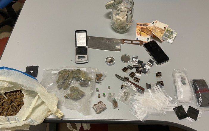 Contrasto a spaccio, vendita di abiti contraffatti e alle occupazioni non conformi di suolo: agosto intenso per la polizia di Finale