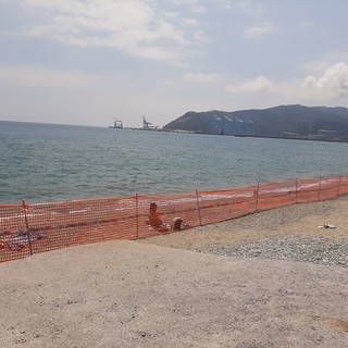 Savona, lavori notturni di ripascimento delle spiagge libere: le lamentele dei residenti