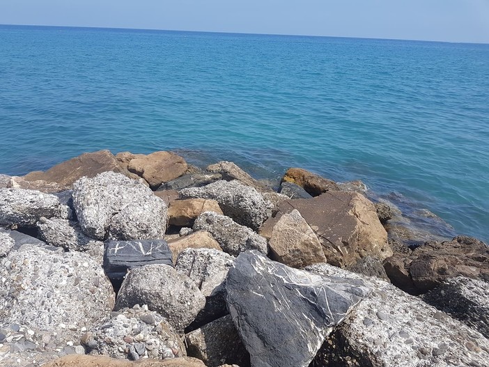 In spiaggia per ripristinare una parte di litorale libero, l'intervento della Polizia locale diventa un salvataggio In spiaggia per ripristinare una parte di litorale libero, l'intervento della Polizia locale diventa un salvataggio