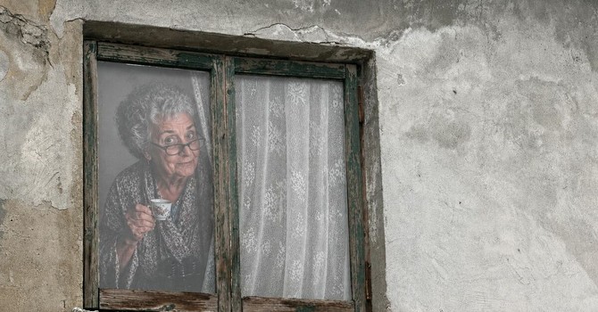 A Bragno arriva "la signora alla finestra": tra ironia e curiosità, prosegue la mobilitazione per salvare il teatrino A Bragno arriva "la signora alla finestra": tra ironia e curiosità, prosegue la mobilitazione per salvare il teatrino