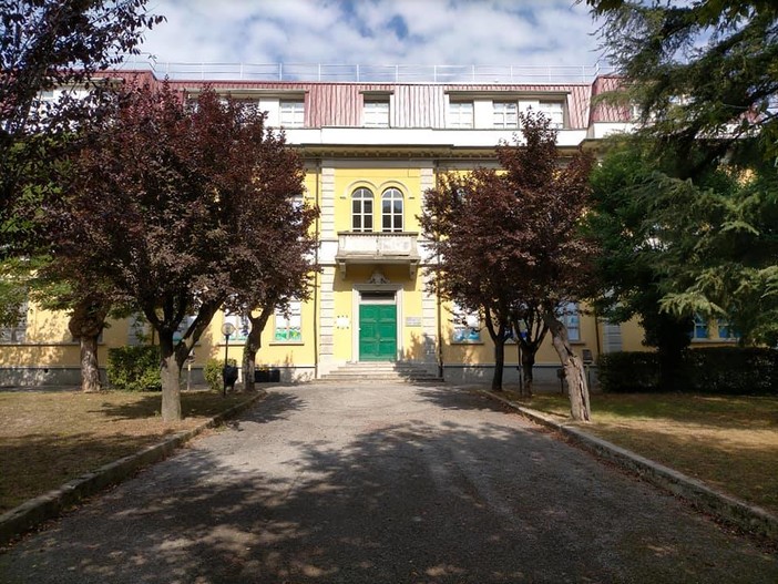 Altare, il sindaco chiude un piano della scuola per verifiche: "Nessun pericolo imminente" Altare, il sindaco chiude un piano della scuola per verifiche: "Nessun pericolo imminente"