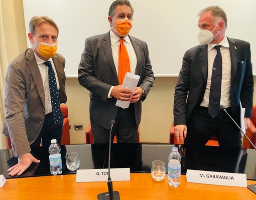 Scajola: "Ministro Garavaglia ha accolto la proposta di riduzione della distanza minima tra gli ombrelloni"